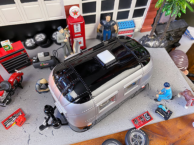エアストリーム 16' バンビのダイキャストミニカー 1/24スケール