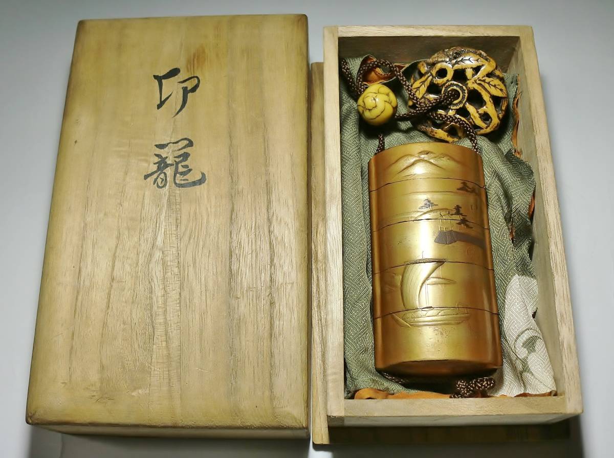 旧家蔵出し!! 幕末～明治期//漆塗山水風景図本金蒔絵内梨地印籠 草花図