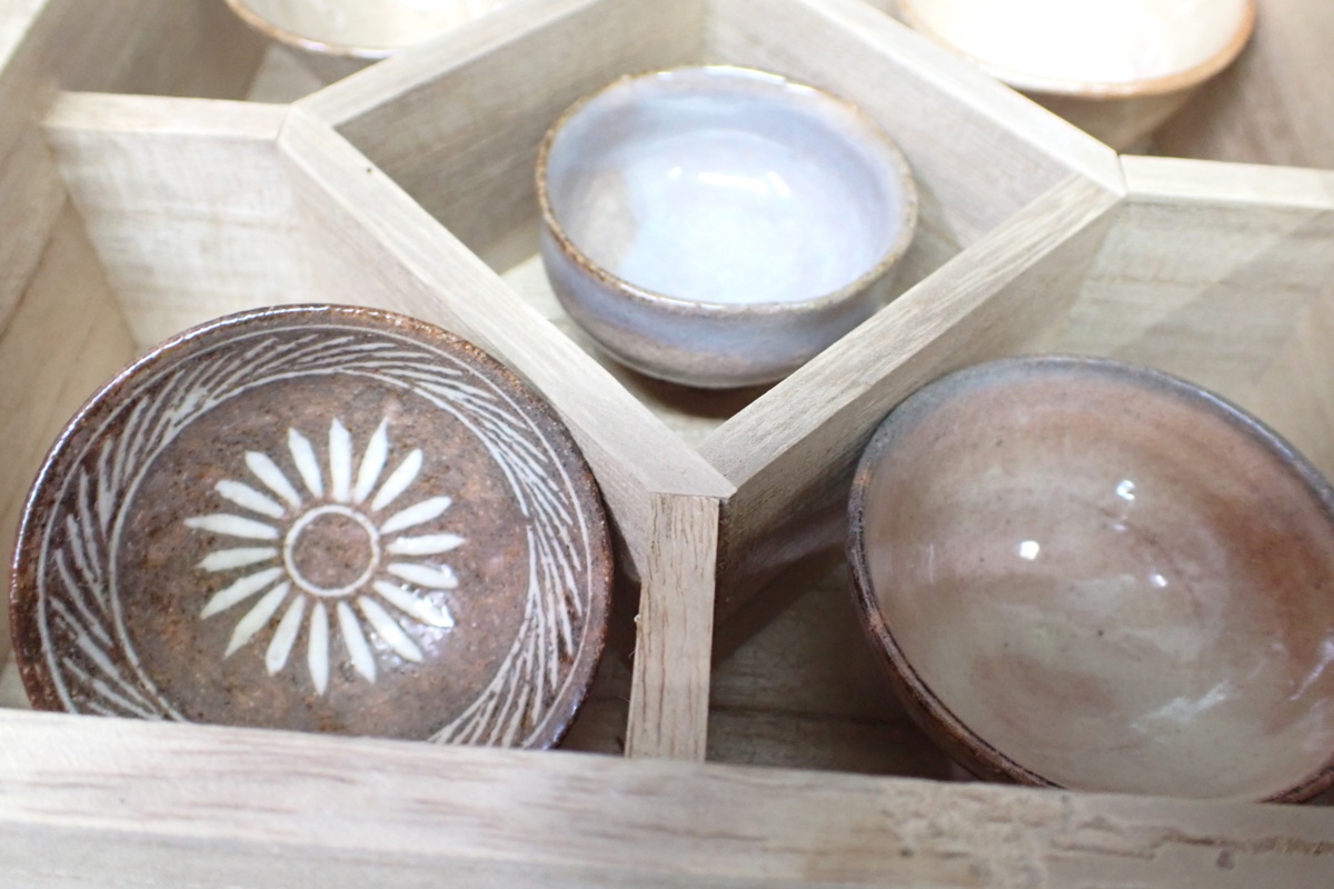 041885 坂倉新兵衛 萩酒器 5客 共箱(陶磁一般)｜売買された