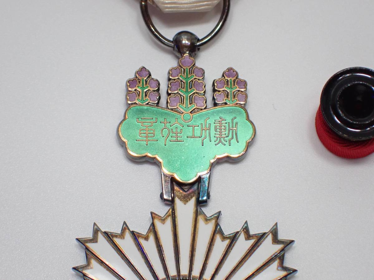 勲四等旭日小綬章 旭日章 勲章 勲4等 箱 中古 ケース付き 勲四等旭日小綬章 旭日章 勲章 勲4等 箱 中古 ケース付き