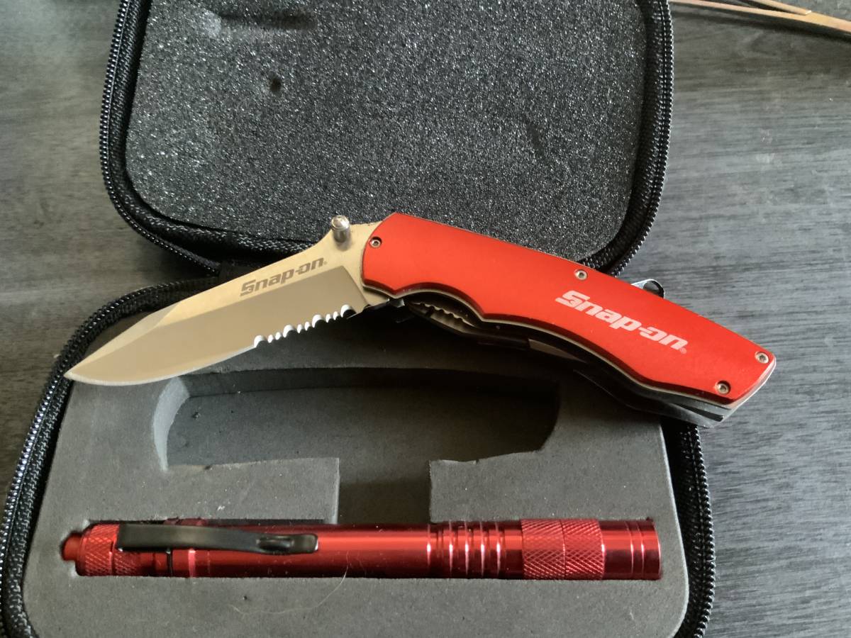 スナップオン　Snap-on　マルチナイフとペンライト　ケース付