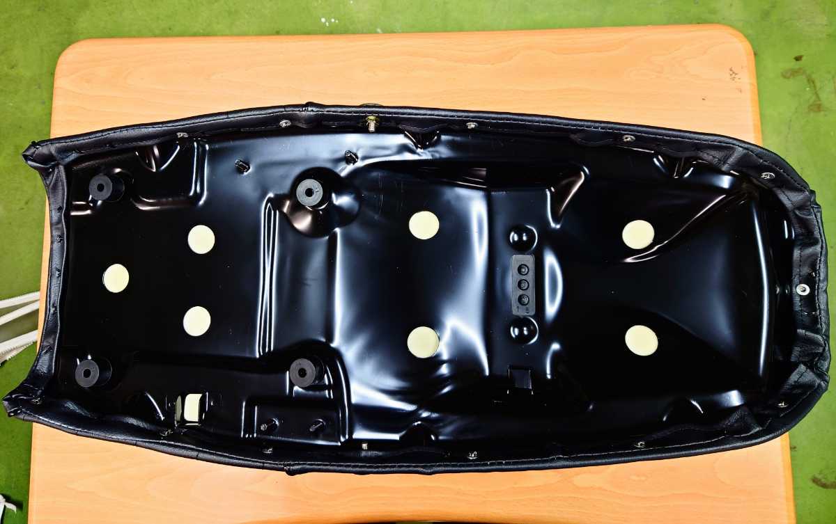 新品! ホンダ 旧 CB400F Four ダブルアンコ抜き タックロール シート 