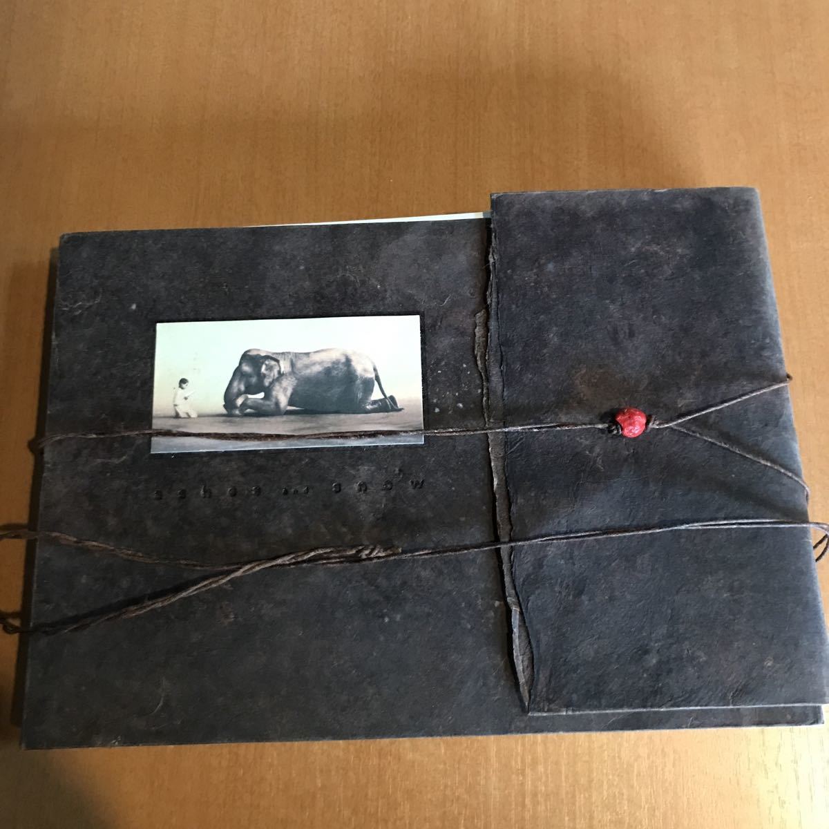 【人気，SALE】 グレゴリー コルベール Ashes and Snow 写真集 2007 Flying Elephants Press Gregory Colbert(アート写真)｜売買されたオークション情報、yahooの商品情報をアーカイブ公開 - オークファン アート写真