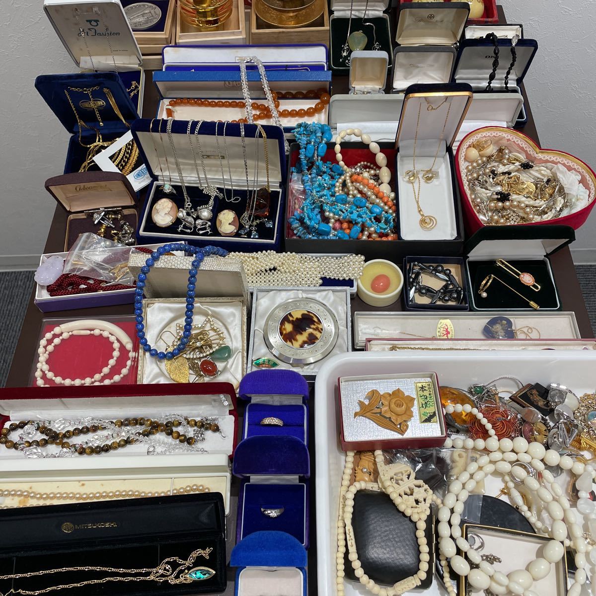 ♪♪アクセサリー大量おまとめ！ネックレス リング ブローチ イヤリング 真珠 パールネックレス 珊瑚 カメオ 天然石 他多数♪♪