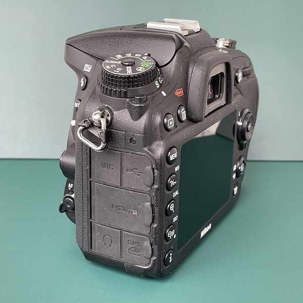 美品 ニコン用 つたっ 社外品 D7100 /D7200 バッテリーグリップ用 