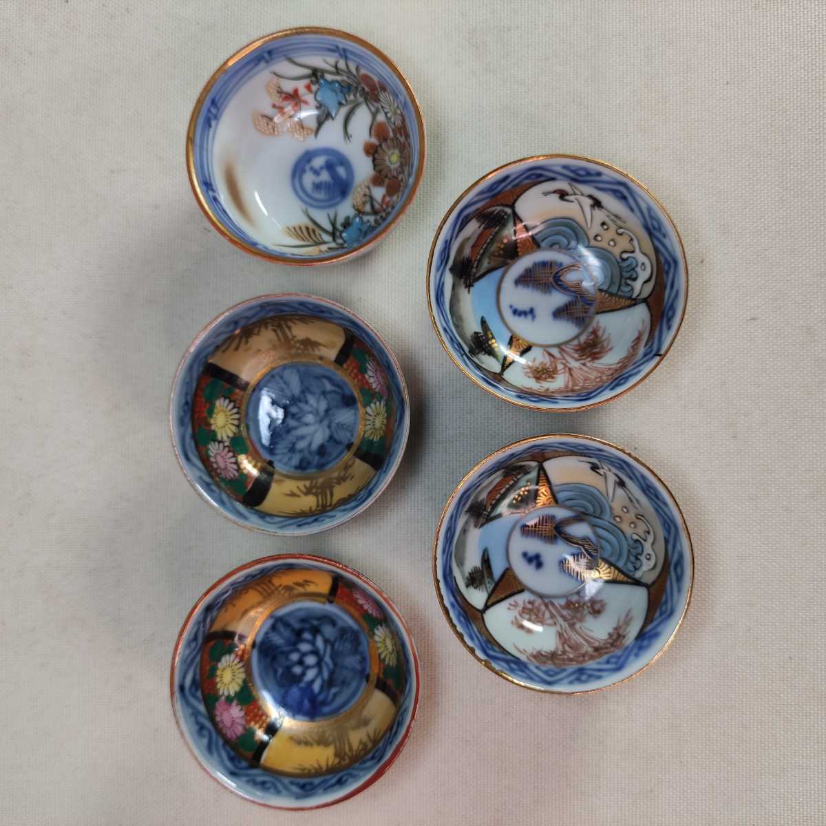 酒器 昭和レトロ 色絵金彩猪口 カラフルな鶏（酉）◇九谷焼 福と寿