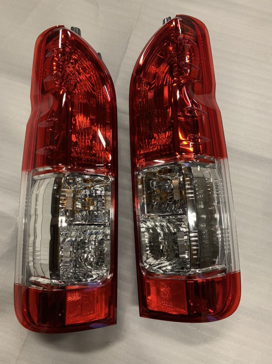 ① 新車外し 200系ハイエース 純正 テールランプ 左右セット 26-140