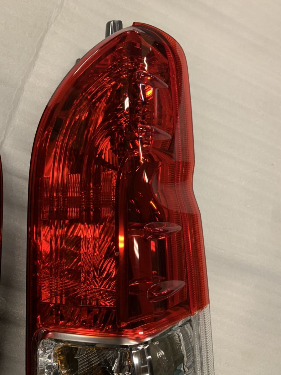 【新車外し】トヨタ ハイエース 200系 純正テールランプ 左右セット 美品 ① 新車外し 200系ハイエース 純正 テールランプ 左右セット 26-140