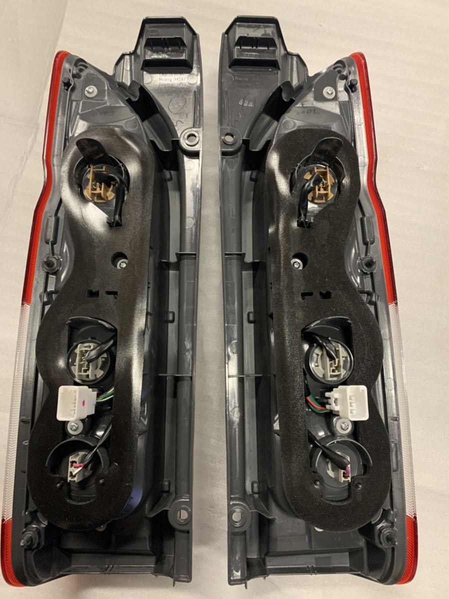 ① 新車外し 200系ハイエース 純正 テールランプ 左右セット 26-140