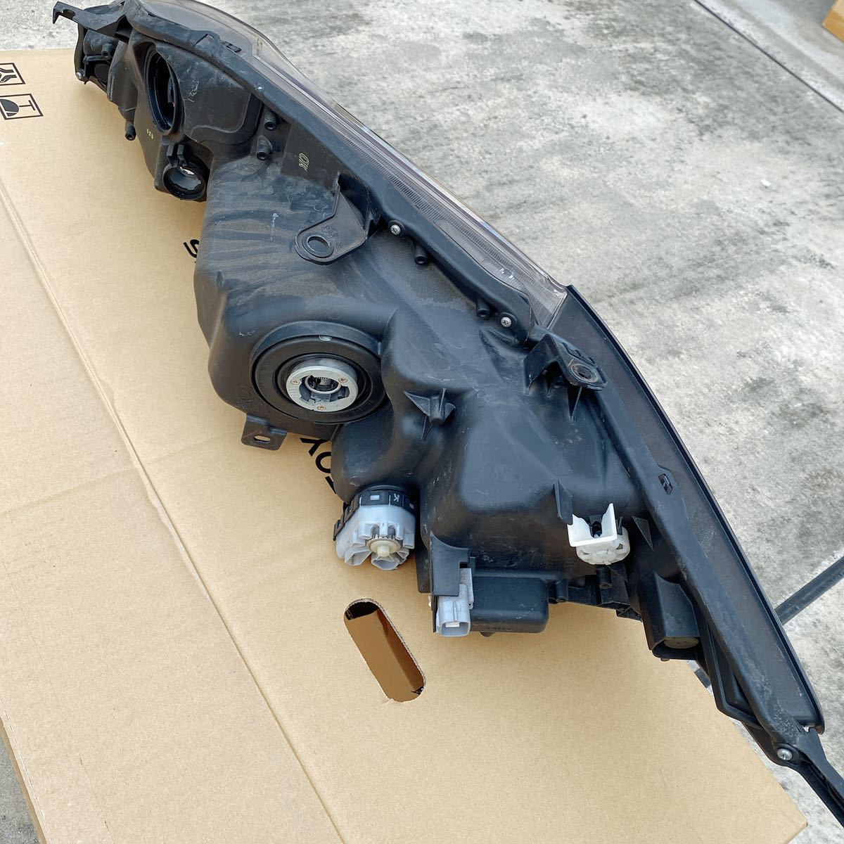 純正 ZSU60 ZSU65 ハリアー 右 ヘッドライト 中古 81070-48890(ヘッド