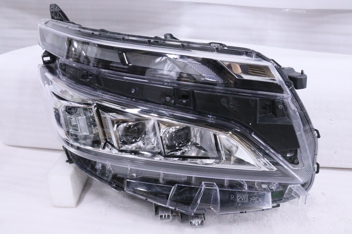 【2025，限定セール】 19-149 後期 LED ZRR80G ヴォクシー 右ヘッドライト V X ICHIKOH 28-240 打刻:D メッキ 純正 トヨタ YM(ヘッドライト)｜売買されたオークション情報、yahooの商品情報をアーカイブ公開 - オークファン トヨタ用