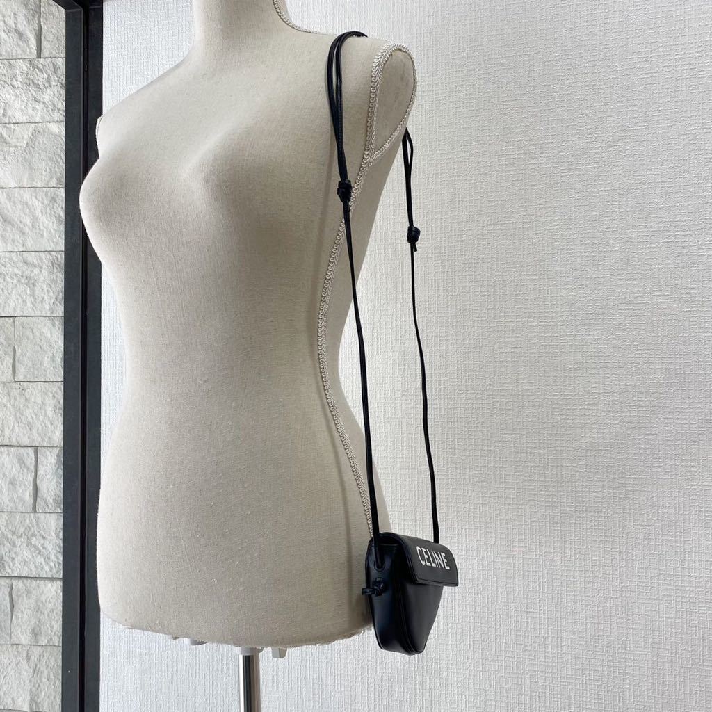 新品 日本未入荷 希少 CELINE セリーヌ ミニ トライアングルロゴ プリント レザーポーチ ブラック 正規品 CELINE セリーヌ ミニ オノリン 10N572ECM モバイルポーチ