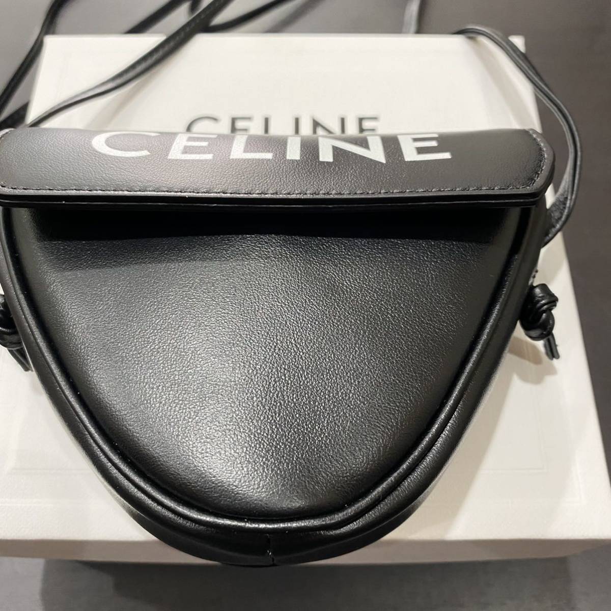 新品 日本未入荷 希少 CELINE セリーヌ ミニ トライアングルロゴ プリント レザーポーチ ブラック 正規品 CELINE セリーヌ ミニ オノリン 10N572ECM モバイルポーチ