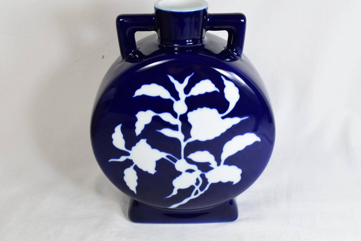 深川製磁 官窯染付白抜文壺 花生 花器花瓶(深川製磁)｜売買された