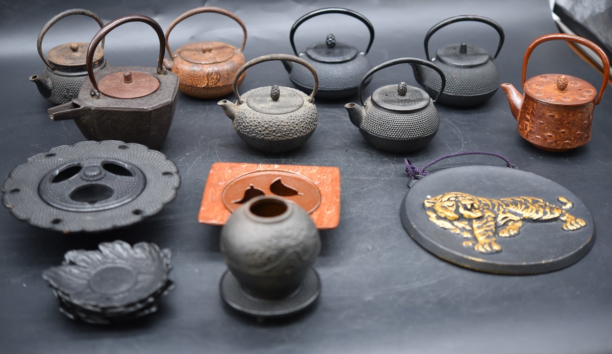 驚きの破格値，お買い得 KY6-107 大量まとめ 茶道具 南部鉄器 ミニ 鉄瓶 急須 茶托 額皿 銚子 灰皿 岩鋳 盛栄 茶托 茶道具 骨董 在銘(その他)｜売買されたオークション情報、yahooの商品情報をアーカイブ公開 - オークフ その他