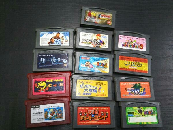 （ジャンク）ゲームボーイアドバンス ゴールド・ブラックの2台セット ジャンク GAMEBOY ADVANCEカセット26本セット おもちゃ、ゲーム
