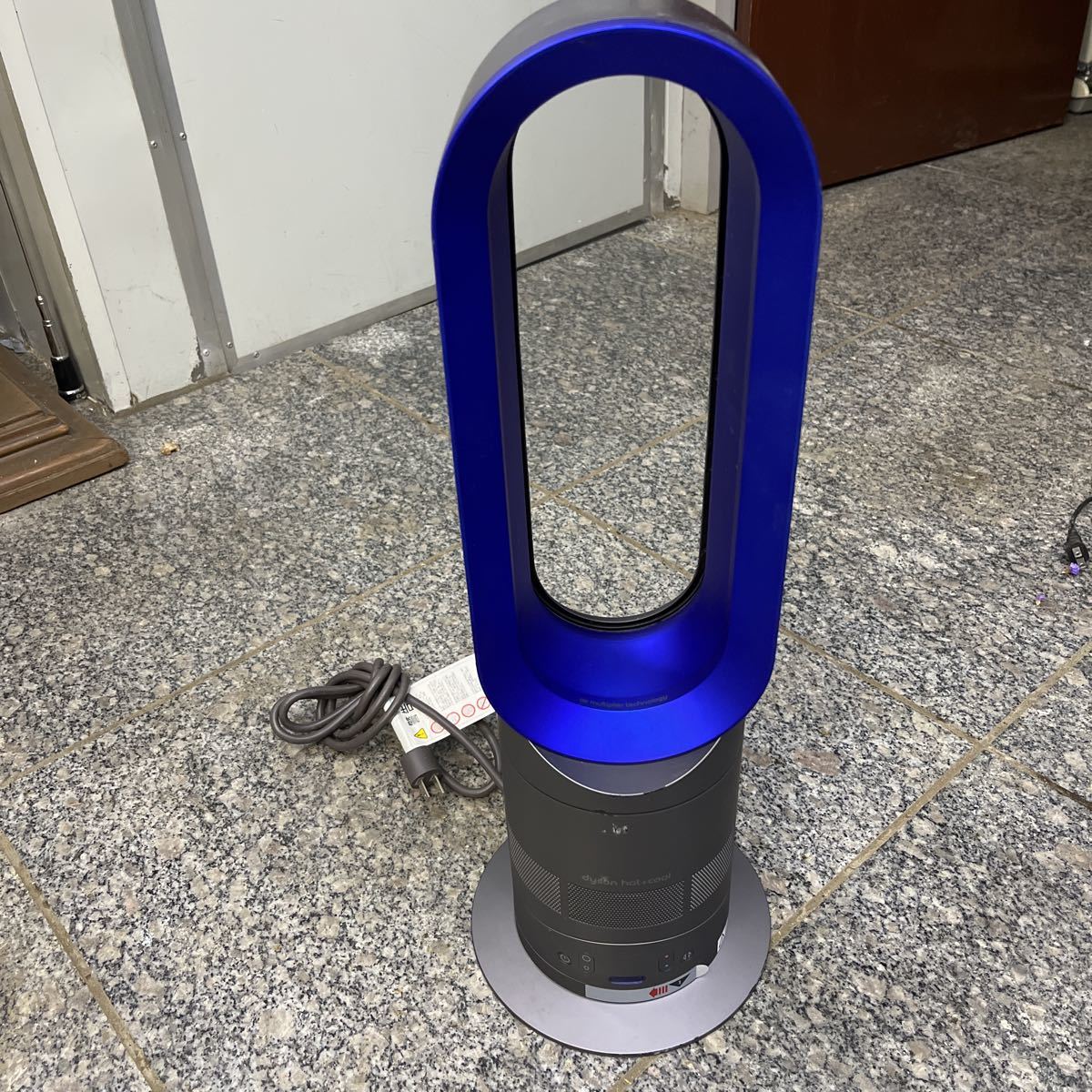 Dyson ダイソン AM05 ファンヒーター | Hot+Cool™ AM05は風を増幅する