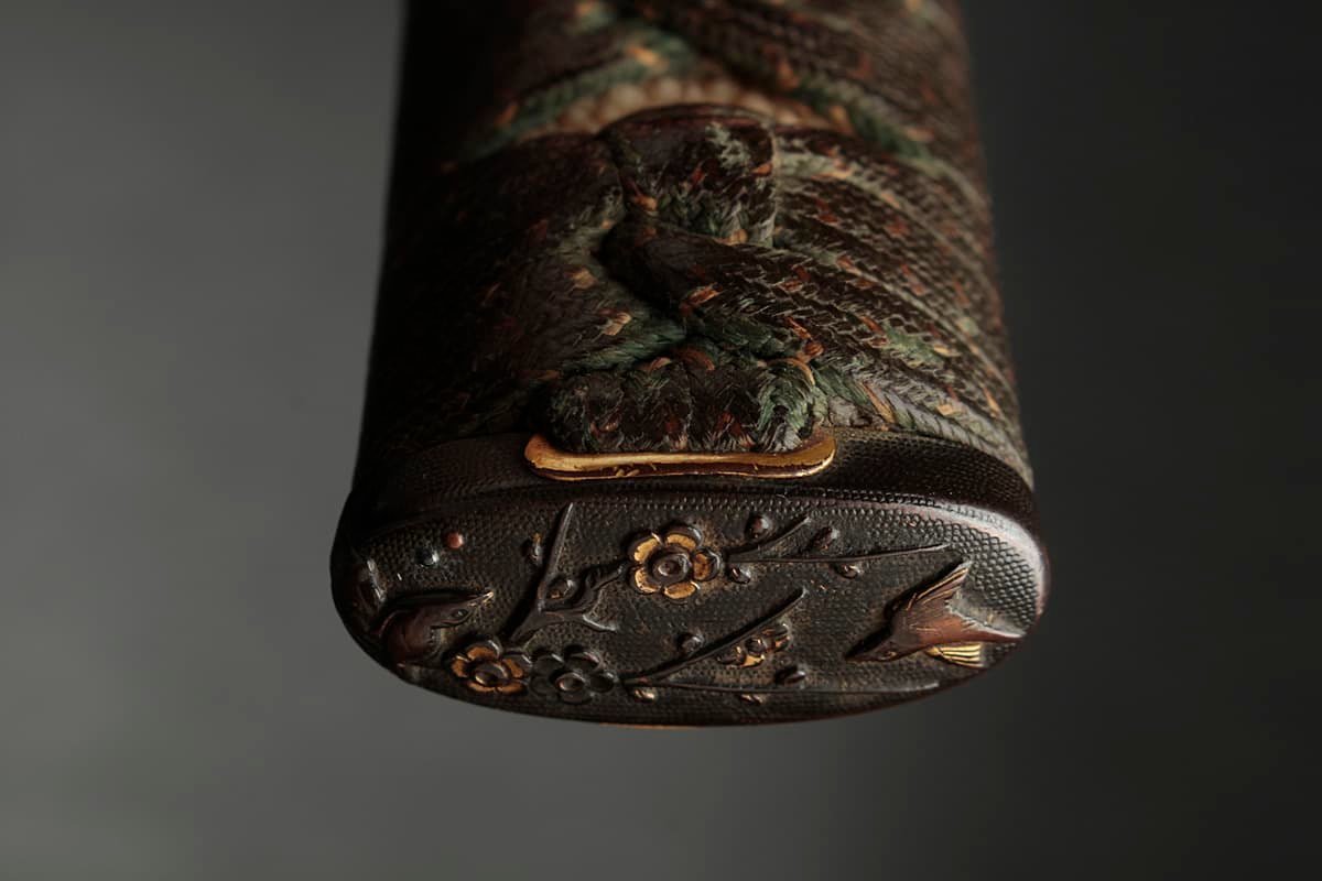 ED928 時代物 刀装具 魚々子地金色絵梅鳥図縁頭 銅地獅子