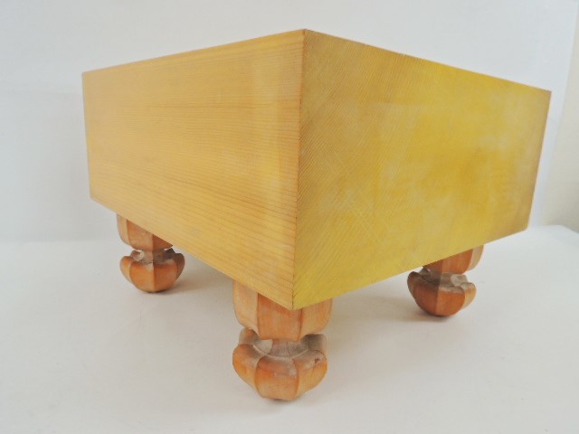 囲碁盤 本榧 板目木裏 脚付き 5.6寸 ヘソ有 桐箱