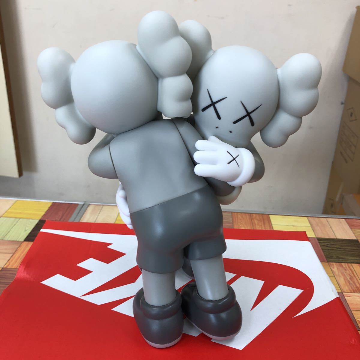 室内展示品 カウズ KAWS TOGETHER フィギュア グレー系KAWS OriginalFake