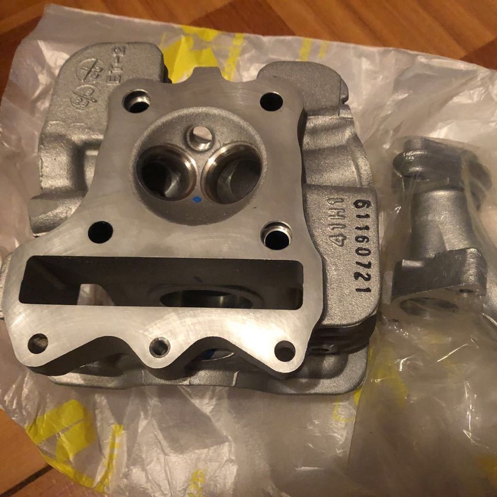 アドレスV125用　in側ストレートポート　シリンダーヘッド新品　車種専用マニ付き シリンダーヘッド SUZUKI V125 シリンダーヘッドＫＩＴの取り付け準備 アドレスV125「ＢＩＧ アドレスV125(CF46A)シリンダーヘッド分解取整備｜プラグモげによる