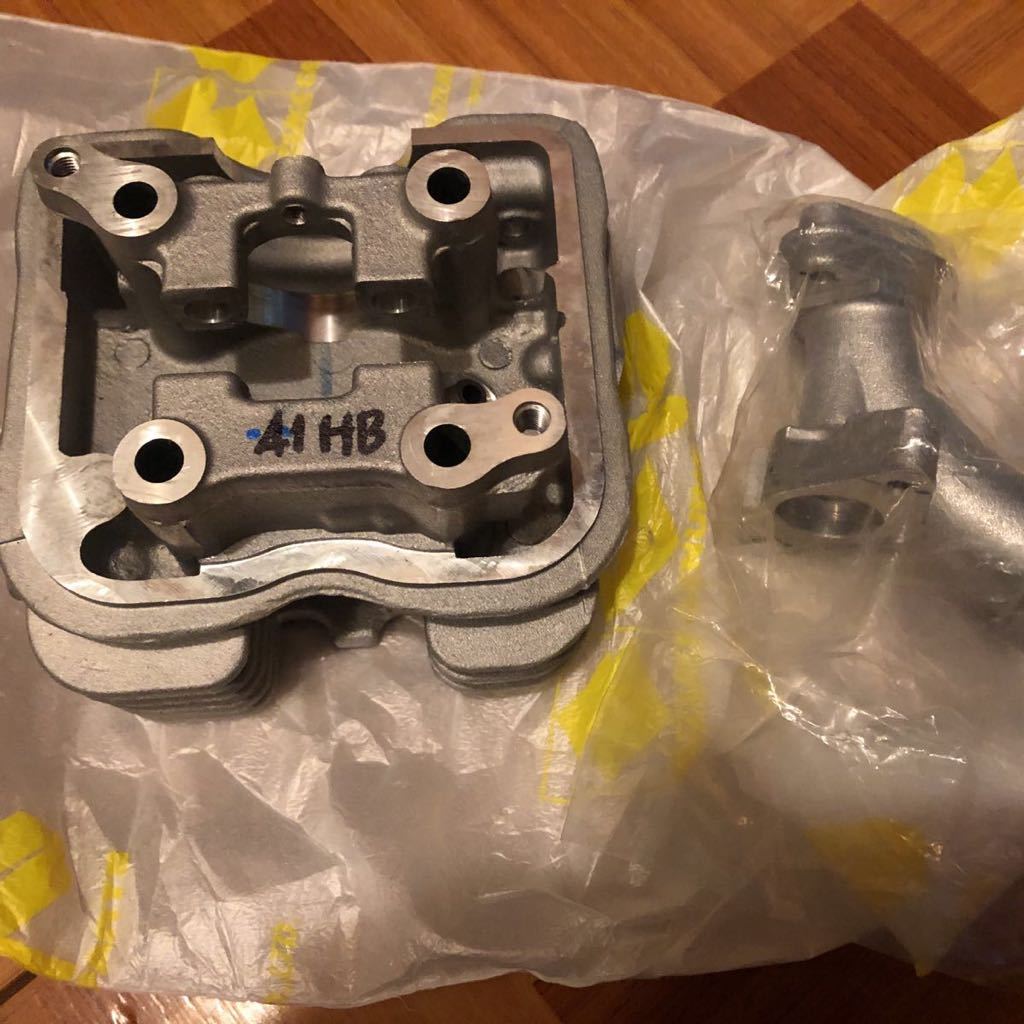 アドレスV125用　in側ストレートポート　シリンダーヘッド新品　車種専用マニ付き シリンダーヘッド SUZUKI V125 シリンダーヘッドＫＩＴの取り付け準備 アドレスV125「ＢＩＧ アドレスV125(CF46A)シリンダーヘッド分解取整備｜プラグモげによる