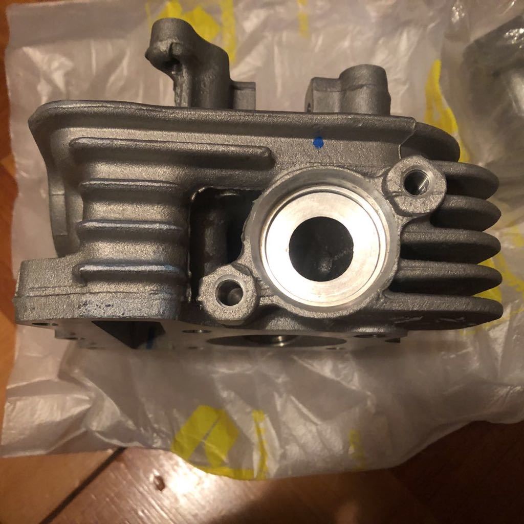 アドレスV125用　in側ストレートポート　シリンダーヘッド新品　車種専用マニ付き シリンダーヘッド SUZUKI V125 シリンダーヘッドＫＩＴの取り付け準備 アドレスV125「ＢＩＧ アドレスV125(CF46A)シリンダーヘッド分解取整備｜プラグモげによる
