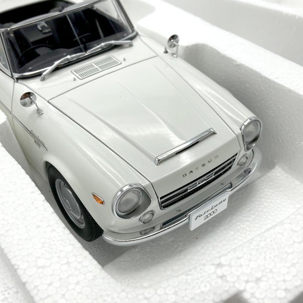 AUTOart 1&frasl;18 オートアート ☆ ランボルギーニ 中古 美品★AUTOart/オートアート 1/18 DATSUN FAIRLADY 2000/ダットサン フェアレディ2000
