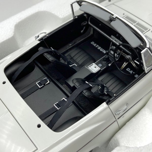 AUTOart 1&frasl;18 オートアート ☆ ランボルギーニ 中古 美品★AUTOart/オートアート 1/18 DATSUN FAIRLADY 2000/ダットサン フェアレディ2000