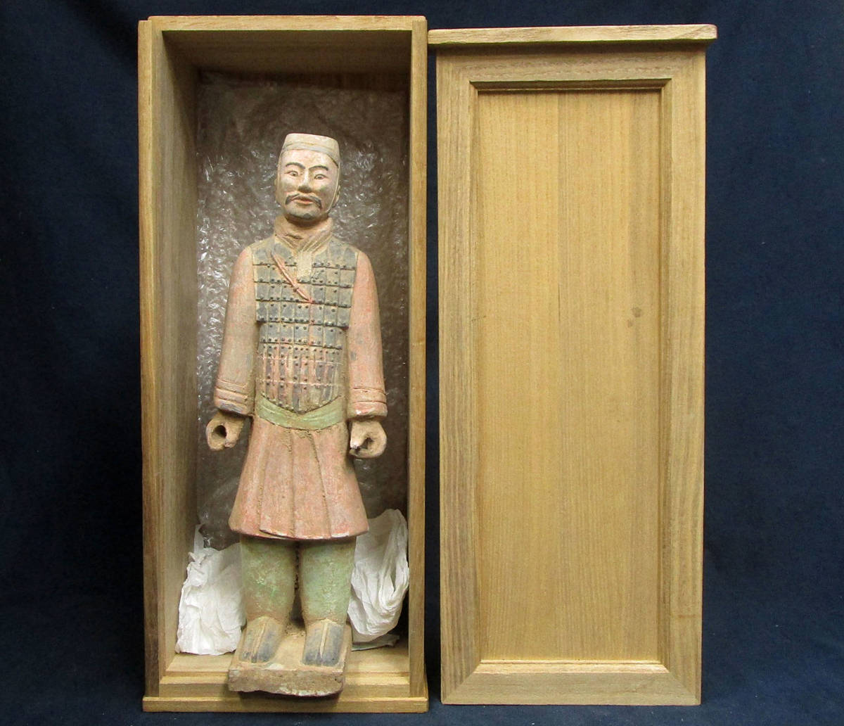 中国漢時代 鎧を付け兜帽を被る 灰陶加彩 武人俑　検　中国美術中国古玩唐三彩初期伊万里唐津志野土器須恵器