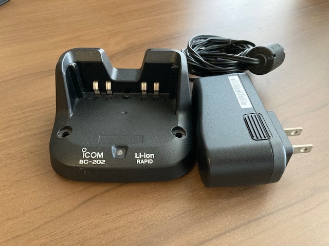 ICOM ID-31（430トランシーバー）+BC-202（充電器）+CD-41（ハンド