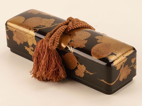 煙草入れ　木製漆器　金蒔絵　菊図　小物入れ 江戸時代 金蒔絵菊花図黒漆塗り木製盆 企業情報-紀文と漆器 中〜後期頃