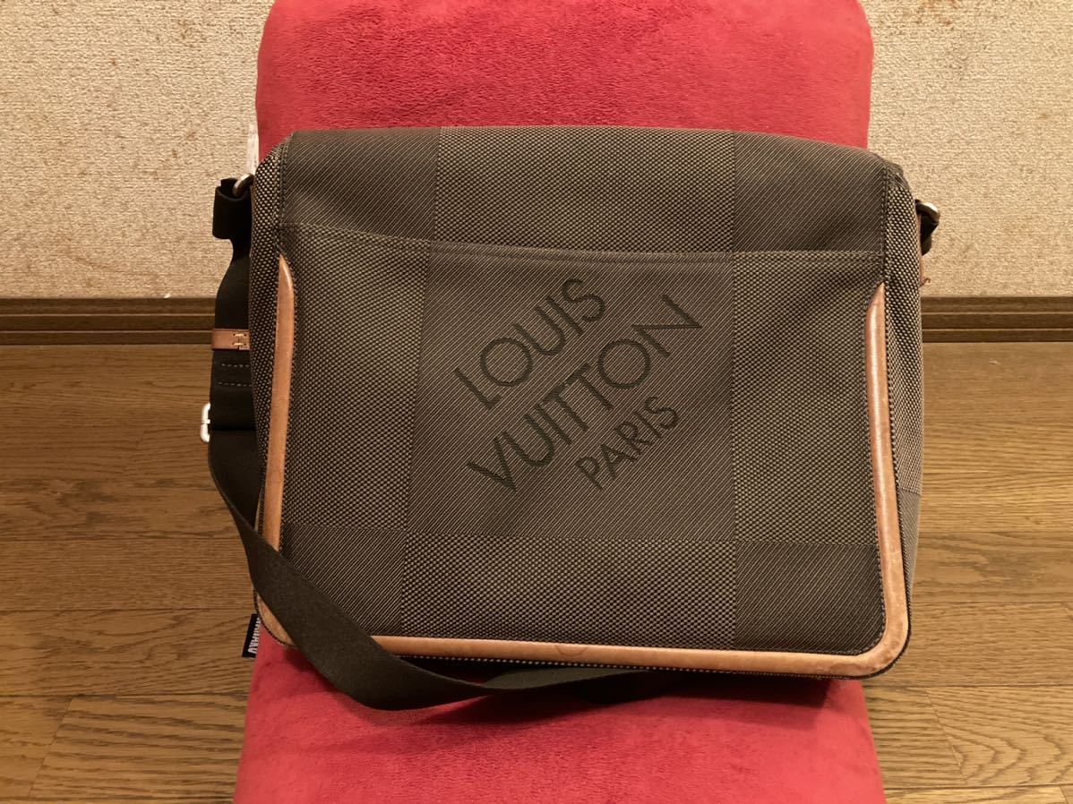 LOUIS ダミエ VUITTON ルイ トリオ・メッセンジャー ヴィトン ダミエグラフィット グラフィット VUITTON)ルイヴィトン ルイ・ヴィトン(LOUIS 公式 ダミエ・グラフィット｜ルイ・ヴィトン ルイヴィトン ブラウン ジェイクメッセンジャー アマゾン