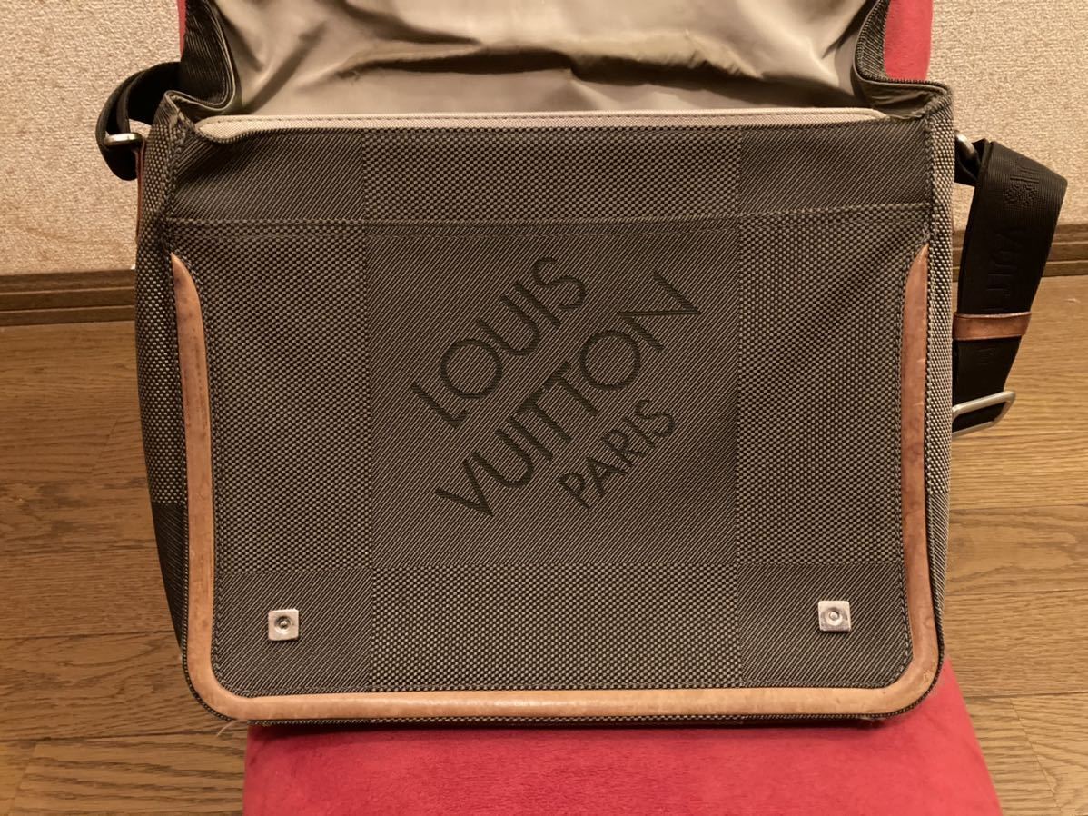 LOUIS ダミエ VUITTON ルイ トリオ・メッセンジャー ヴィトン ダミエグラフィット グラフィット VUITTON)ルイヴィトン ルイ・ヴィトン(LOUIS 公式 ダミエ・グラフィット｜ルイ・ヴィトン ルイヴィトン ブラウン ジェイクメッセンジャー アマゾン