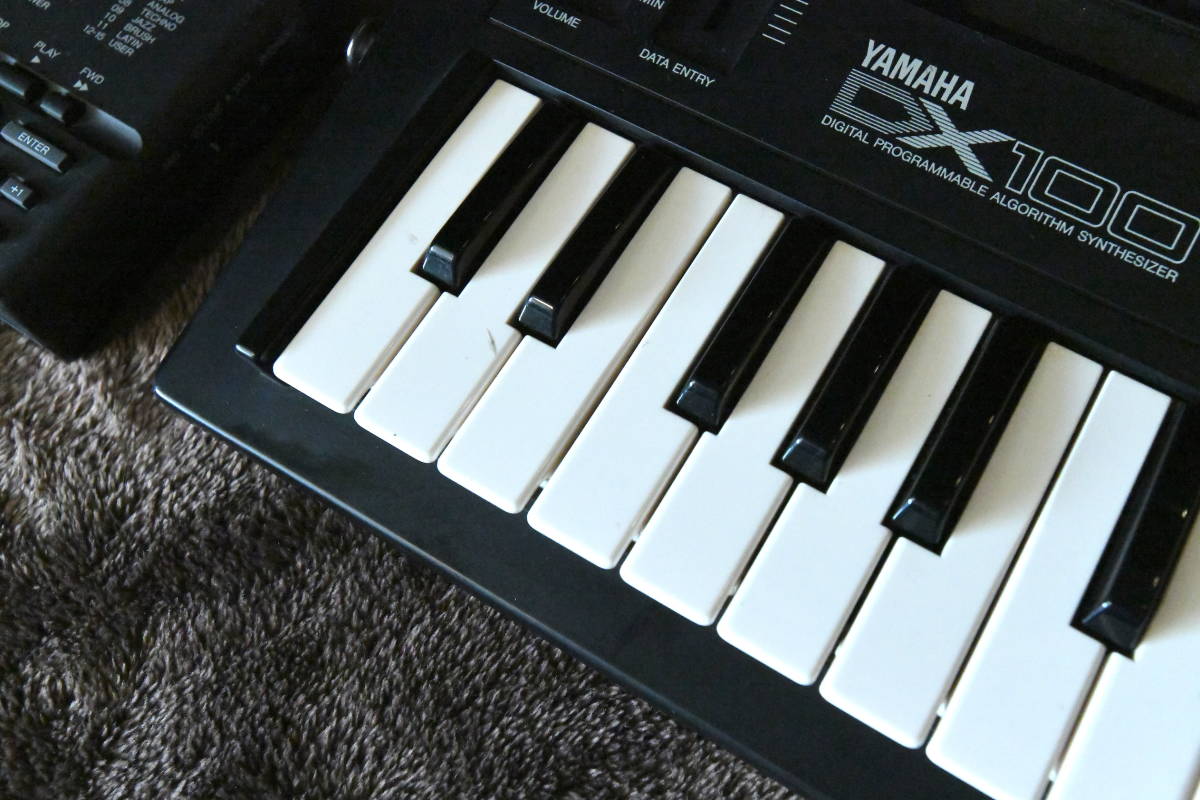YAMAHA DX100」シンセサイザー・「YAMAHA RY8」リズムプログラマー 