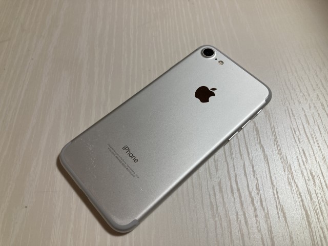 高品質，大得価】 ☆【23341OT】 完動品 au MNCF2J/A iPhone7 32GB
