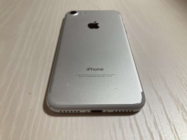 高品質，大得価】 ☆【23341OT】 完動品 au MNCF2J/A iPhone7 32GB