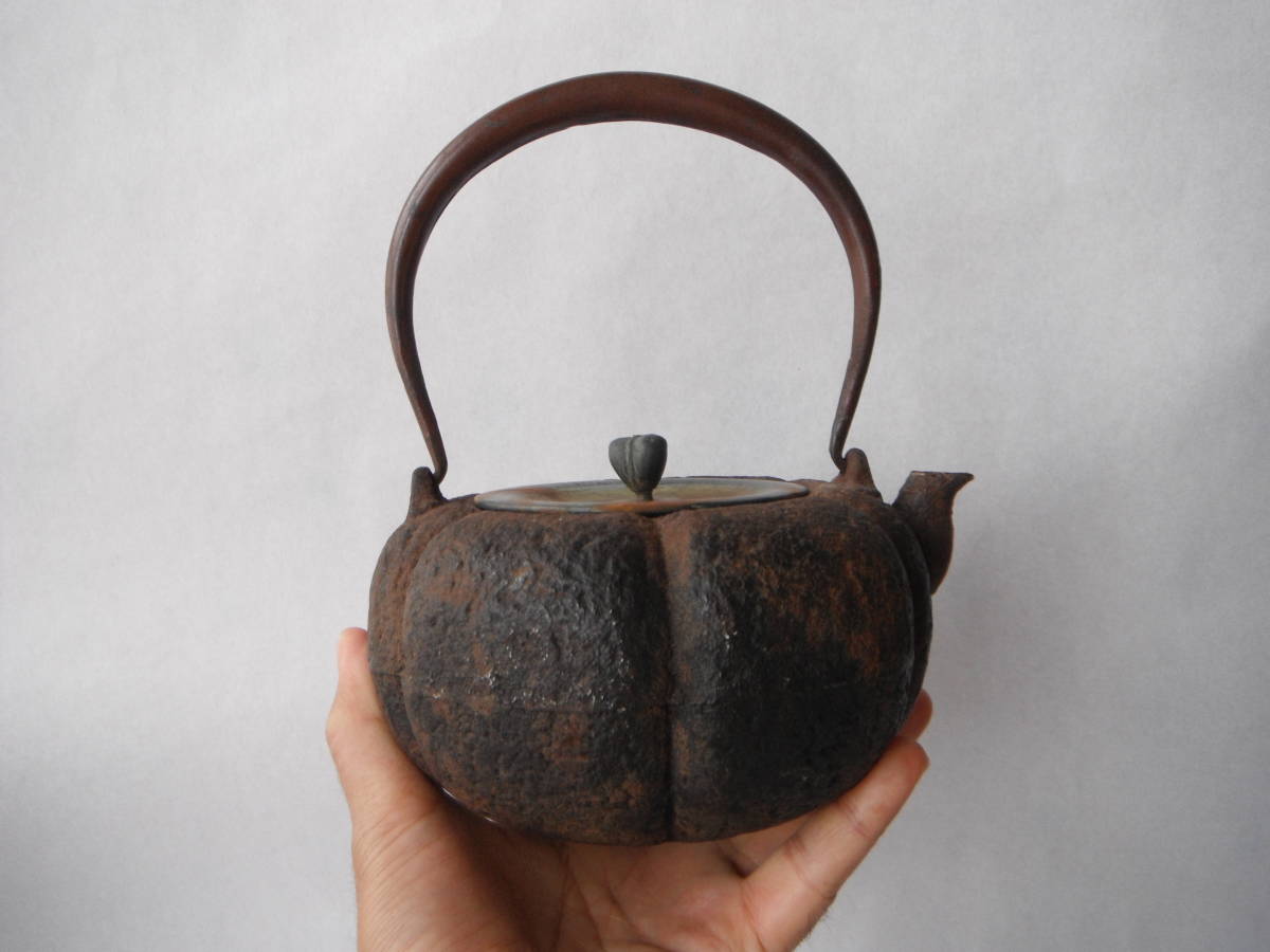 お得,送料無料 古い煎茶道具☆古作鉄瓶 龍文堂造 銅蓋 お得,送料無料 古い煎茶道具☆古作鉄瓶 龍文堂造 銅蓋