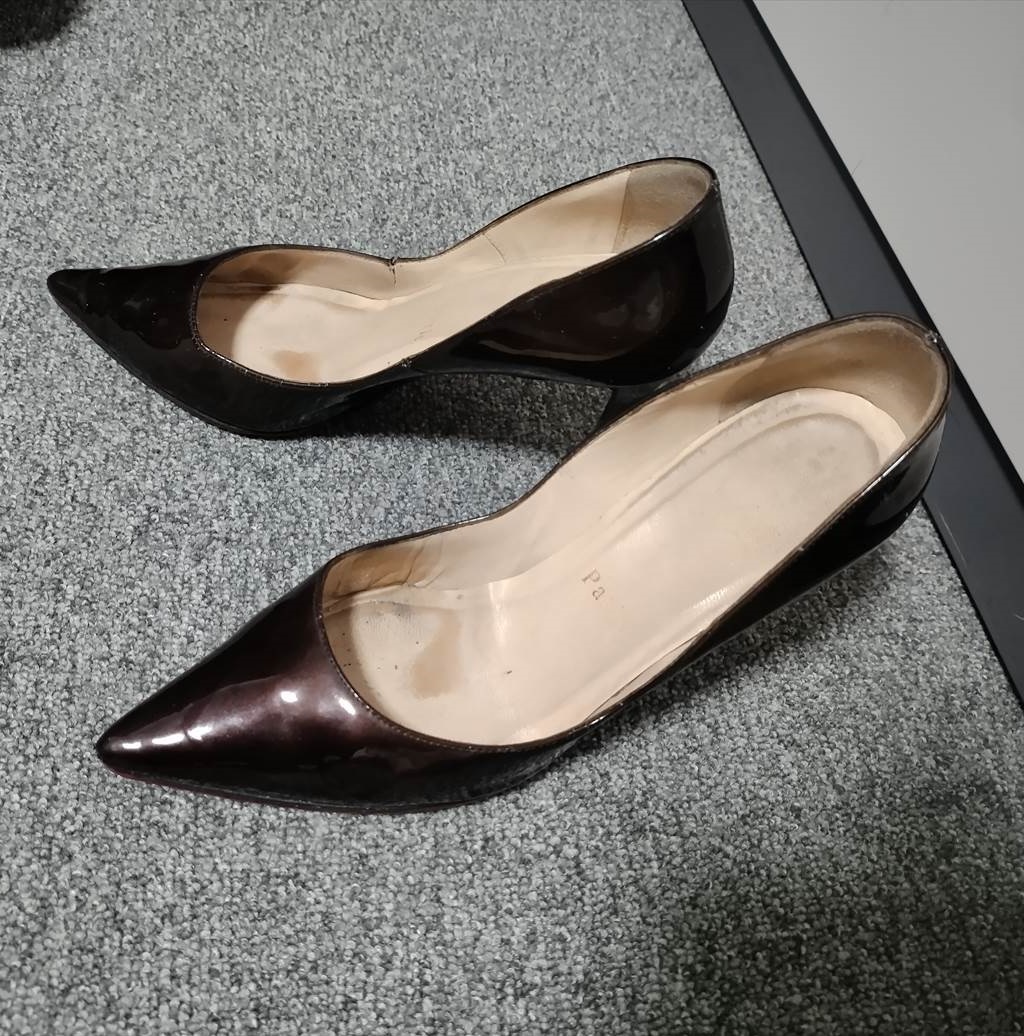 Christian Louboutin 濃いブラウン パテントレザー ハイヒールパンプス