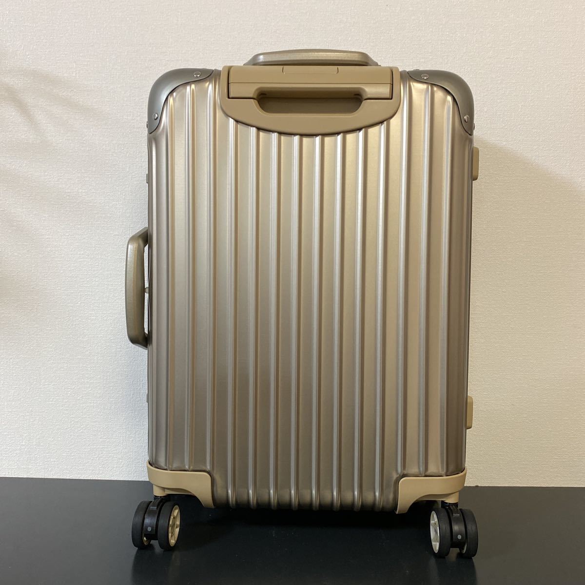 新品】RIMOWA リモワ TOPAS TITANIUM シャンパンゴールド 32L 【公式通販】