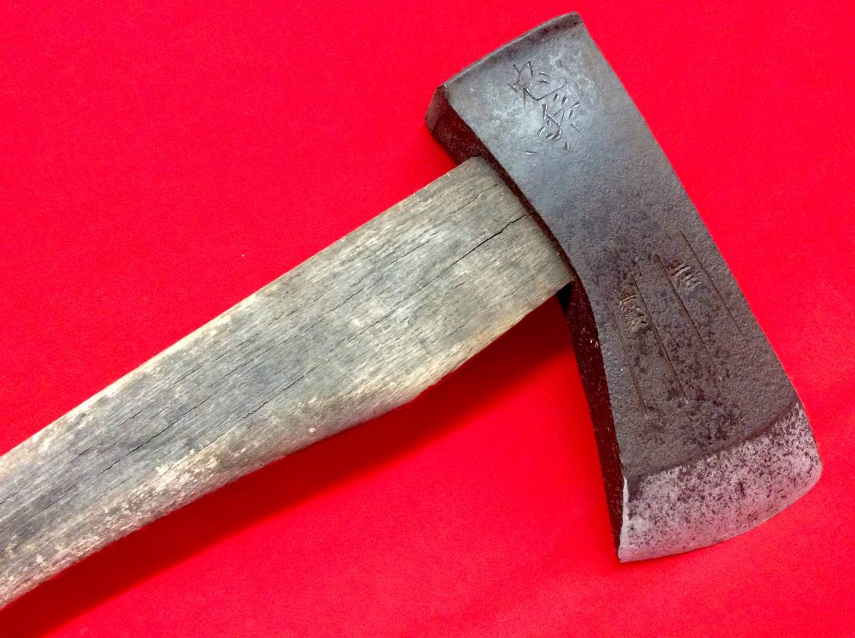 時代物 在銘 土佐 古斧 薪割 山師 大工道具 古道具 古民具 斧 当時物 骨董 時代物 【 忠秀 】 銘 在銘 特製 土佐斧 刃渡 80mm 全長 883mm 重量