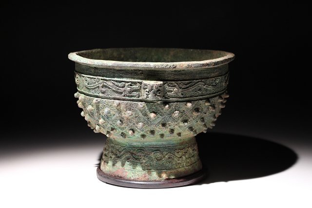 ☆撫子☆青銅器　　礼器　高さ１６．５ｃｍ　唐木台付　（検）龍紋　方格乳釘紋　古銅 唐物 中国美術 古玩 古美術