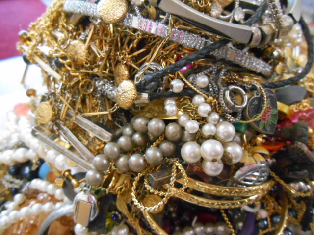 ○ジャンク　アクセサリー　大量　現状品　ネックレス、ピアス、イヤリング、リング、ブローチ、ヘアーアクセサリー　色々　箱込約21㎏
