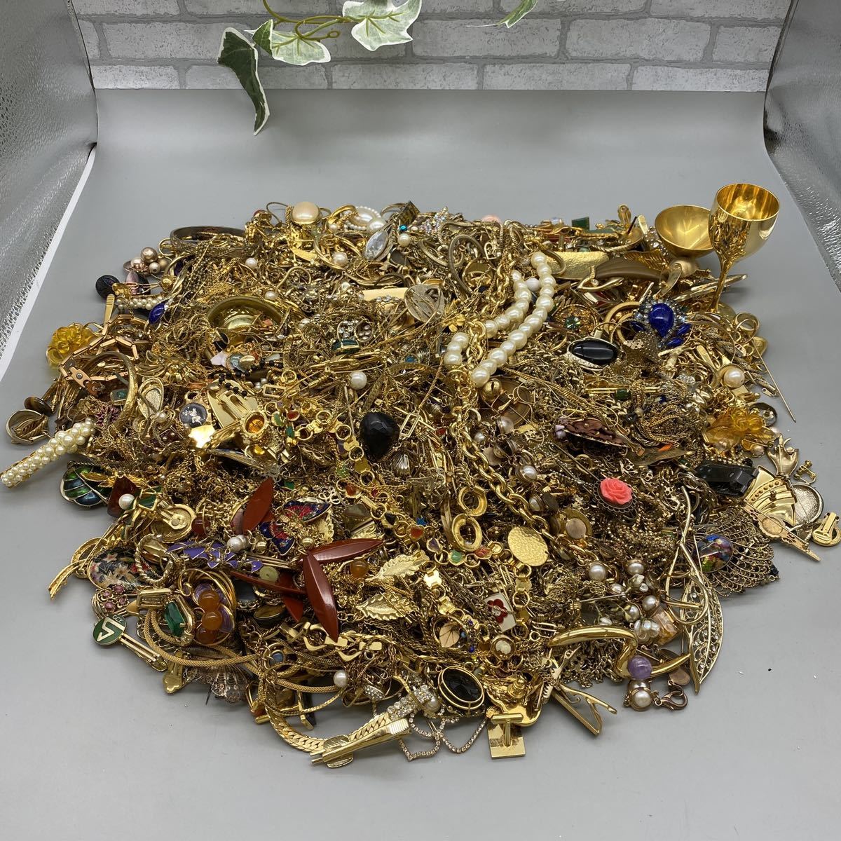 イミテーション アクセサリー まとめ 大量 ネックレス ブローチ kgの 