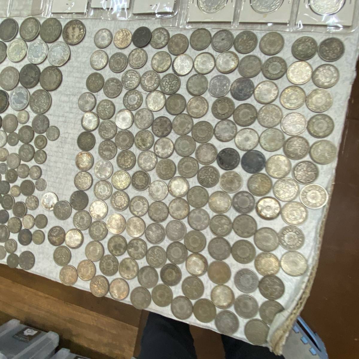 古銭 銀貨 まとめ 超大量 旭日 竜 小型 50銭 20銭 10銭 1.6kg以上 昔のお金 貨幣 アンティーク 骨董品 戦前 明治 大正 昭和 近代 /A1263 旭日 古銭 旭日竜 23枚 M37802☆古銭 ミスターコインズ