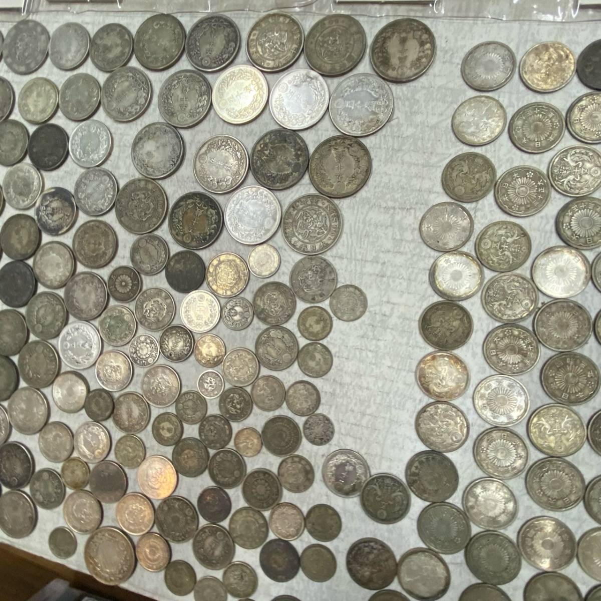 古銭 銀貨 まとめ 超大量 旭日 竜 小型 50銭 20銭 10銭 1.6kg以上 昔のお金 貨幣 アンティーク 骨董品 戦前 明治 大正 昭和 近代 /A1263 旭日 古銭 旭日竜 23枚 M37802☆古銭 ミスターコインズ