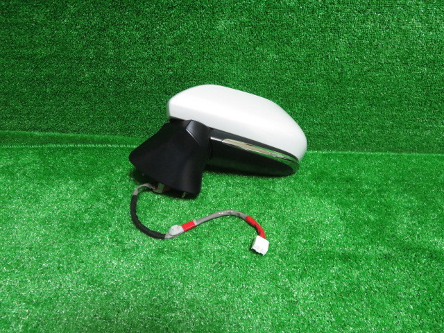 ＡＸＶＨ７０　カムリ　左ドアミラー　パール　美品　21113 Z12
