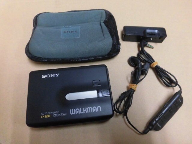 〇ポータブル カセットプレーヤー SONY WALKMAN WM-FX70 本体 コントローラー 電池ボックス ソニー レトロ