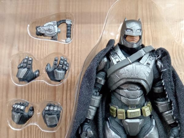 MAFEX マフェックス アーマード : アーマード・バットマン マッシブで 