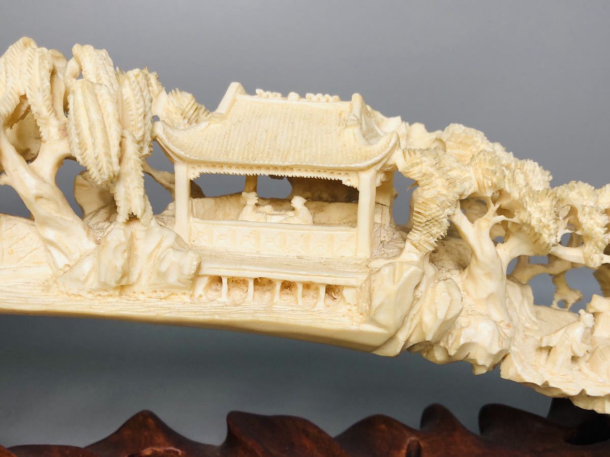 東洋彫刻 象牙風 一本細密 透かし彫り山水楼閣彫件 置物 台座付き　マンモス芯料 象牙調超大型 美術品 長さ約70cm 総重量約1013g 飾り物 